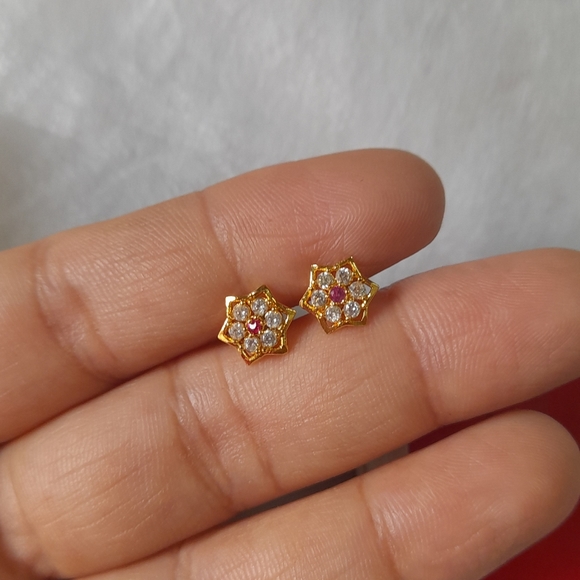 Beautiful new shaining stone desiner studs - Picture 5 of 15